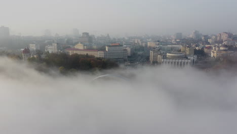 paisaje urbano nebuloso vista aérea