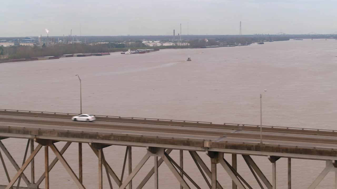 루이지애나주 배턴루지에 있는 호레이스 윌킨슨 다리 위의 자동차 공중