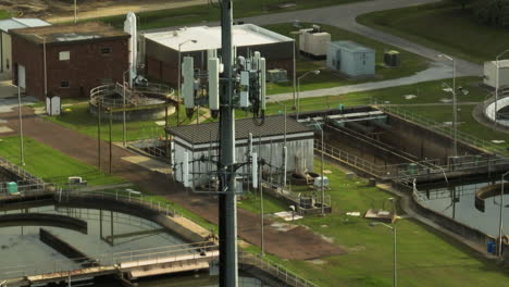 tanques de almacenamiento y equipos de filtración en la planta de tratamiento de aguas residuales de collierville en tennessee, estados unidos