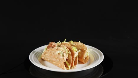 un plato de tacos girando en la exhibición