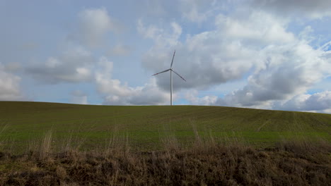 Isolierte-Ansicht-Einer-Windkraftanlage-über-Grünen-Hügeln