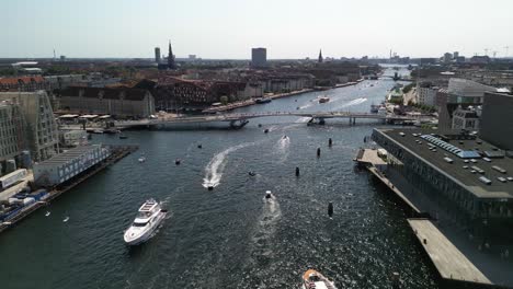 Luftaufnahme-Der-Kopenhagener-Schärenboote-Am-Nyhavn