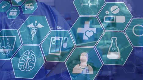 animación de iconos médicos sobre un cirujano caucásico usando una tableta
