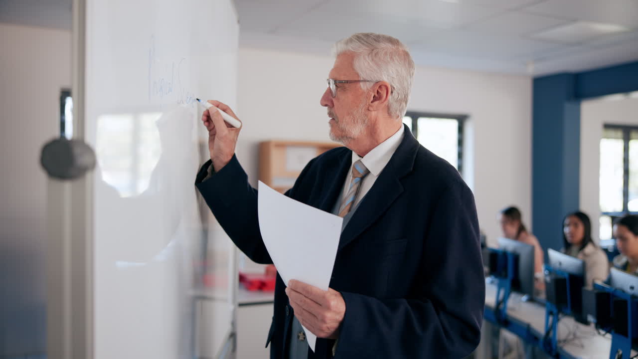 profesor dando una conferencia en un aula