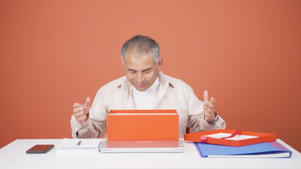 hombre feliz y alegre abriendo el paquete de regalos.