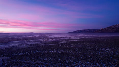 Toma-Aérea-De-Un-Colorido-Atardecer-Sobre-Taos,-Nuevo-México