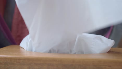 여성이 tissue를 가져가고 있습니다.