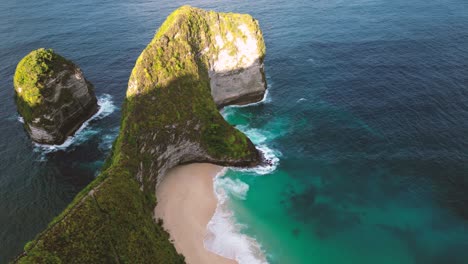 Sun-shining-at-Cap-de-T-rex-beach-or-Kelingking-Beach-early-in-the-morning---Nusa-Penida,-Indonesia