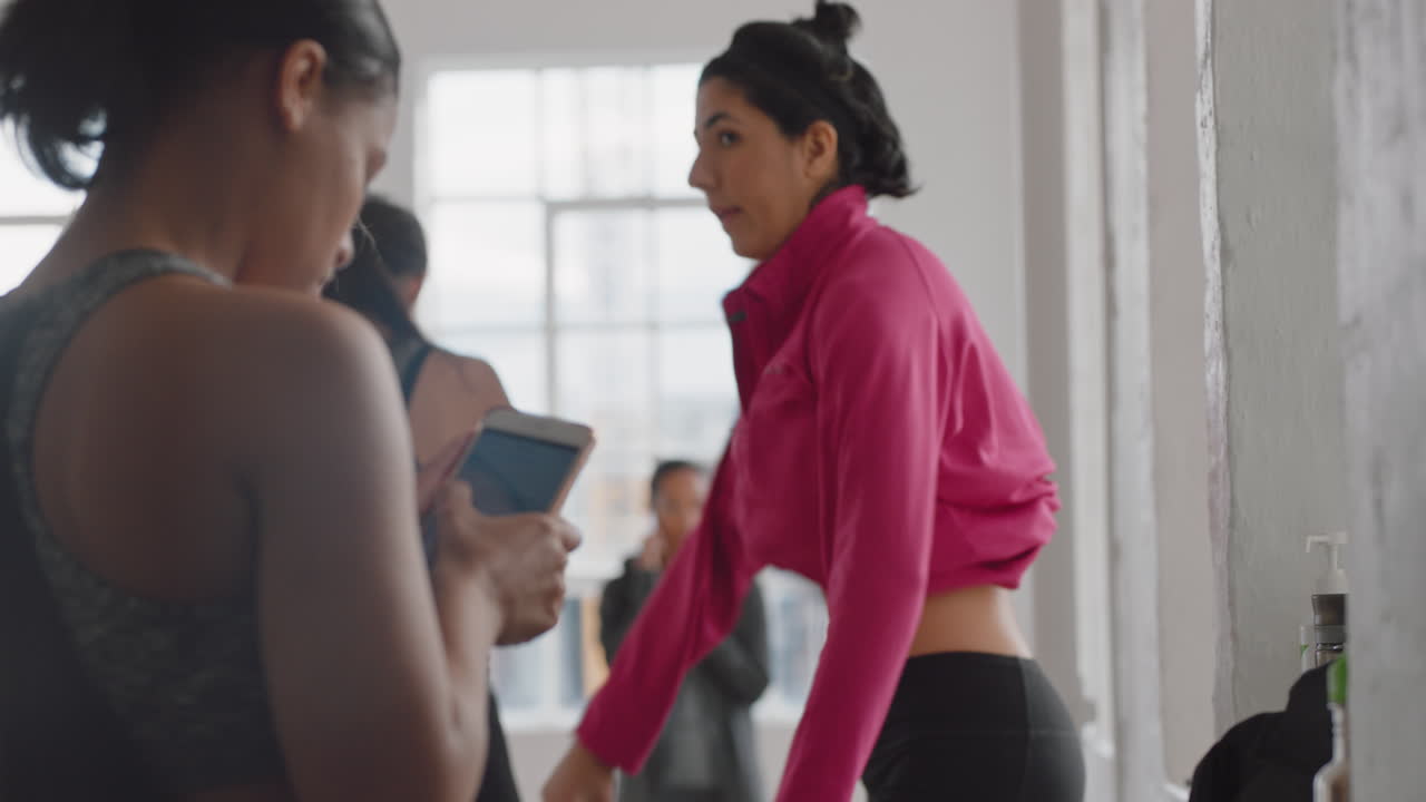 clase de yoga de mujeres hermosas y sanas preparándose para salir del estudio de fitness después de la práctica de entrenamiento