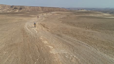 Imágenes-Aéreas-De-Un-Grupo-De-Ciclistas-Que-Recorren-Senderos-Para-Bicicletas-En-El-Desierto