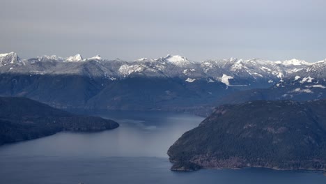 Vista-Aérea-De-La-Cordillera-Nevada-Y-El-Lago---Sombrío-Día-De-Invierno