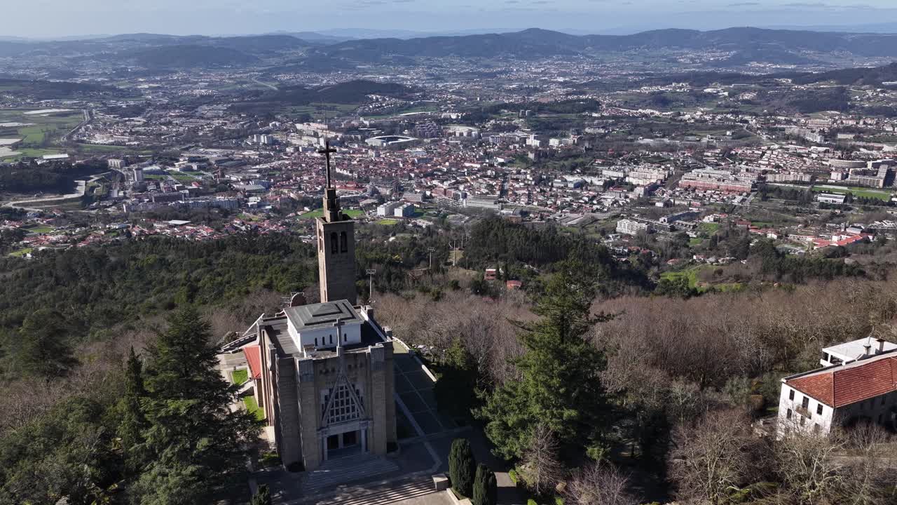 Vidvinkel droneopptak av Penha helligdomskirke og avsløring av Guimarães by. Europas grønne byhovedstad.