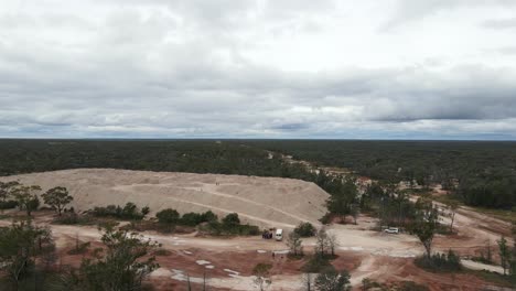 alta vista aérea que muestra grandes colinas de tierra hechas de la carga sobrante del ópalo fossicking en lightning ridge