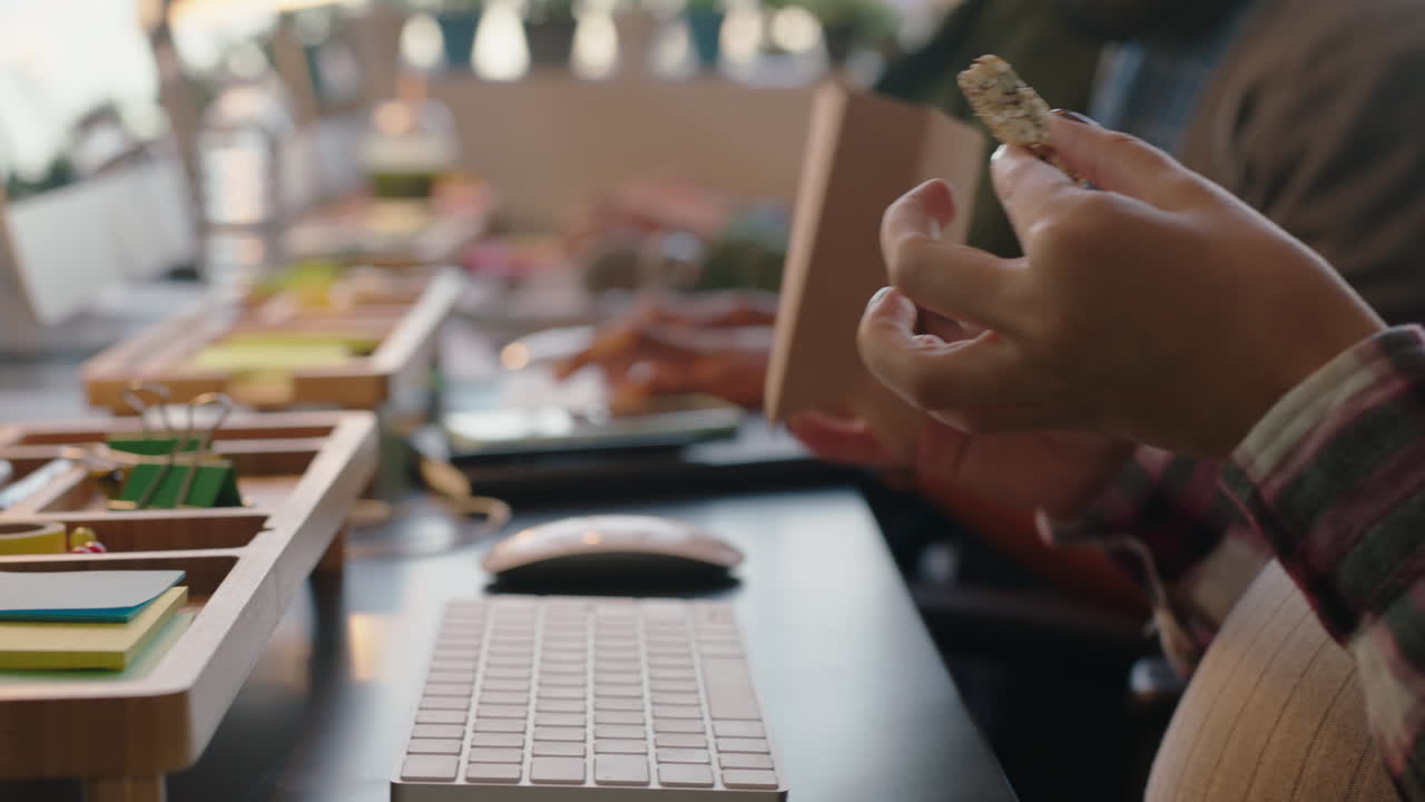 가까운 손 사업가 컴퓨터를 사용하는 프로그래머 커뮤니케이션 소프트웨어 개발 네트워크 지원 엔지니어 팀 온라인 서비스를 공유 사무실 작업장에서 타이핑