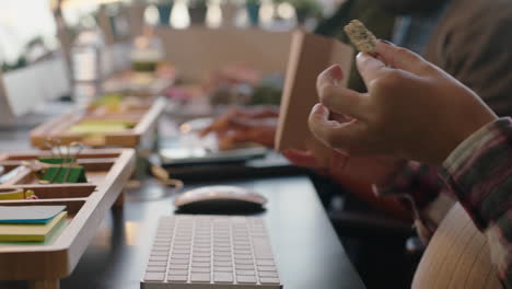 personas de negocios programadores que usan computadoras desarrollando software de comunicación equipo de ingenieros de soporte de red compartiendo servicio en línea escribir en el lugar de trabajo de la oficina