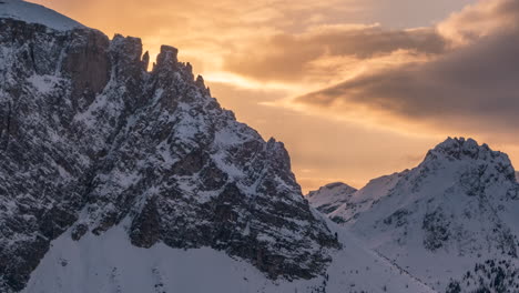 timelapse de una puesta de sol en los picos de las montañas en invierno