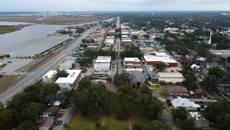 centro de brunswick georgia amplia vista aérea dolly adelante