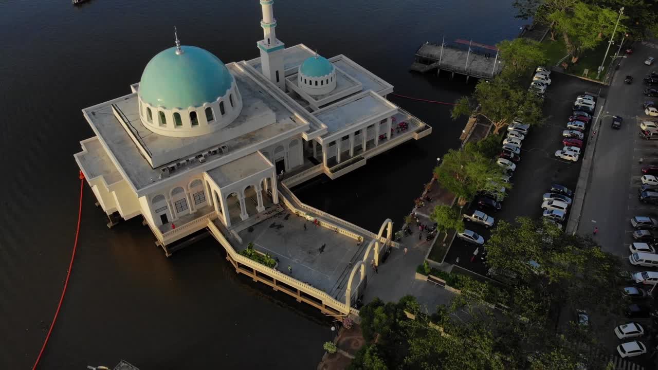 쿠칭의 아름다운 떠다니는 모스크의 공중 풍경