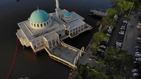 vista aérea de la hermosa mezquita flotante de kuching