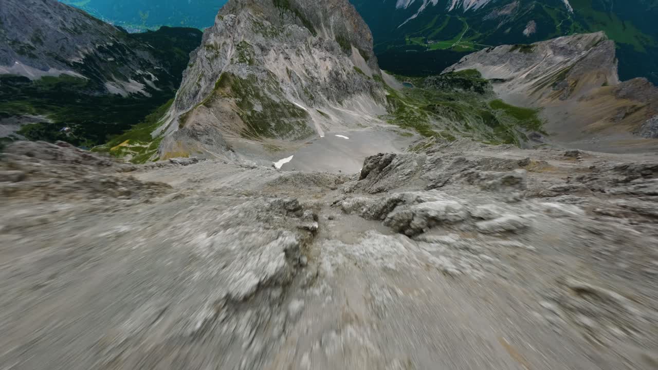 fpv 드론이 가파른 산을 뛰어내려 오스트리아의 티롤 지역의 계곡을 감독합니다.