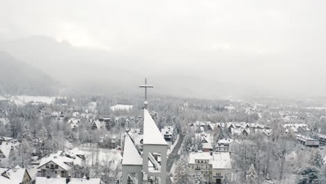 zdjęcie lotnicze z drona miasta zakopane z góry świętego krzyża na tytusa chalubinskiego