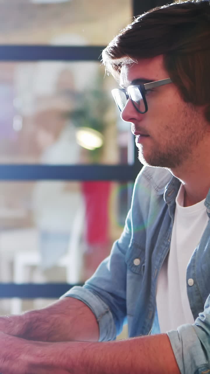 hombre que trabaja en el equipo