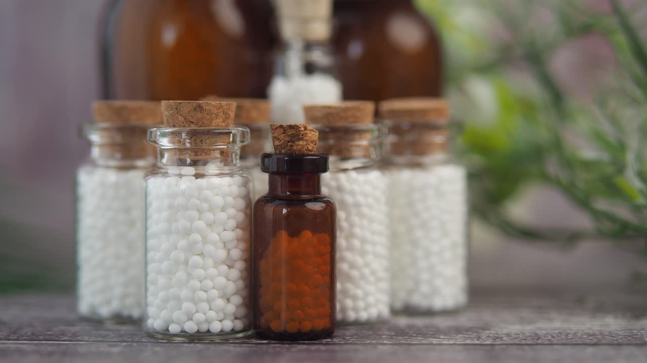 Homöopathische Globuli in kleinen Glasflaschen mit Korken