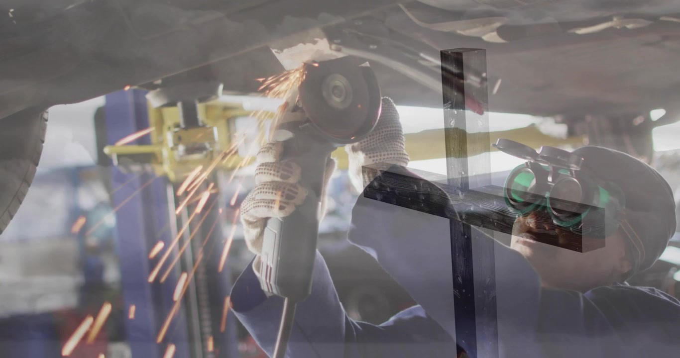 Video verticale: Tecnico che avvia una smerigliatrice, smerigliando la parte inferiore per la riparazione auto, con scintille che attraversano l'overlay.