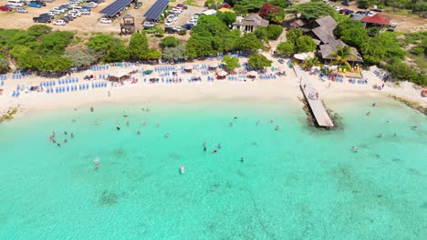 vista de pájaro de los turistas disfrutando de las hermosas aguas caribeñas de curaçao en playa porto mari