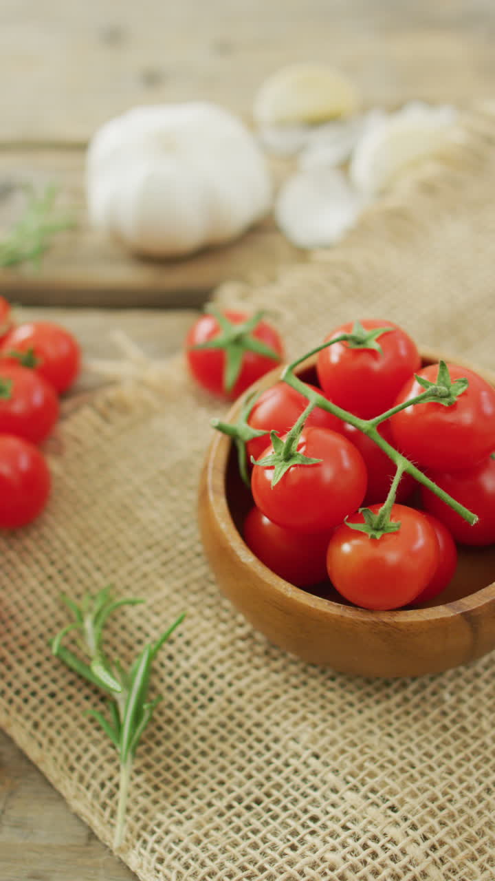 신선 한 익은 은 체리 토마토 와 마늘 의 수직 비디오