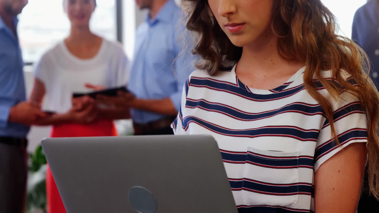 mujeres ejecutivas de negocios que usan computadoras portátiles