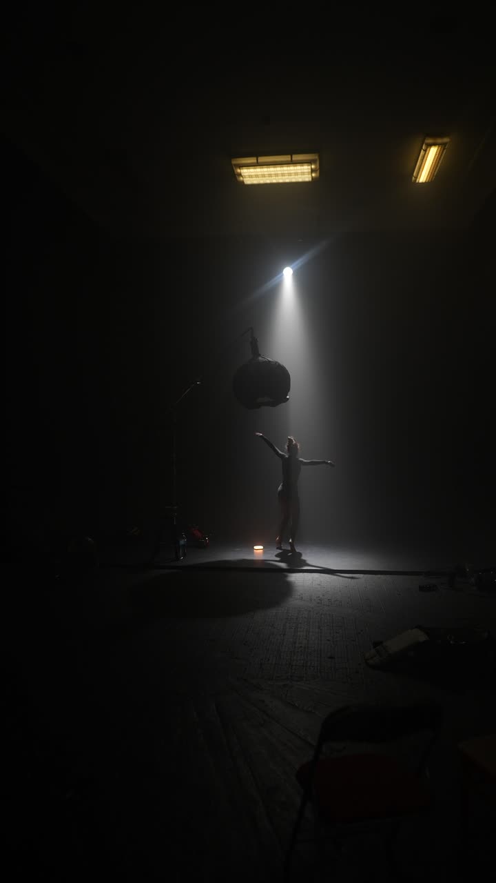 actuación en el estudio bajo la luz de los reflectores