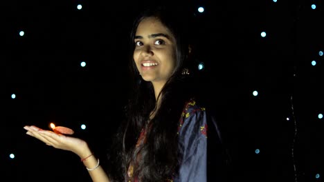 niña india con diwali diya