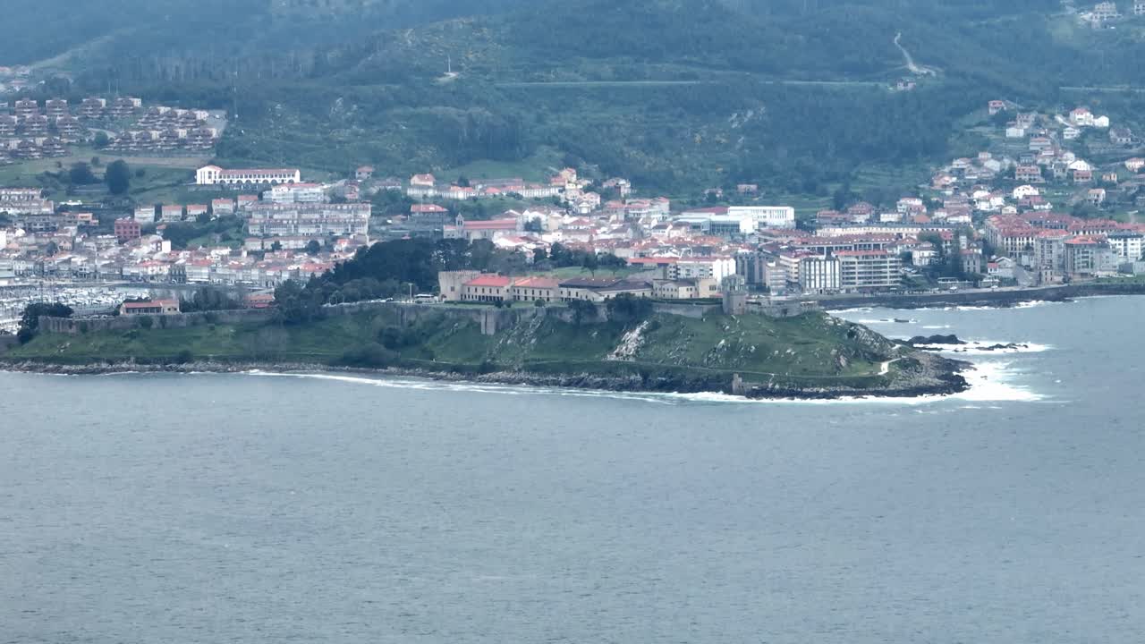 toma aérea de puerto de la cruz hermosa costanera parador de baiona, vigo, galicia, españa