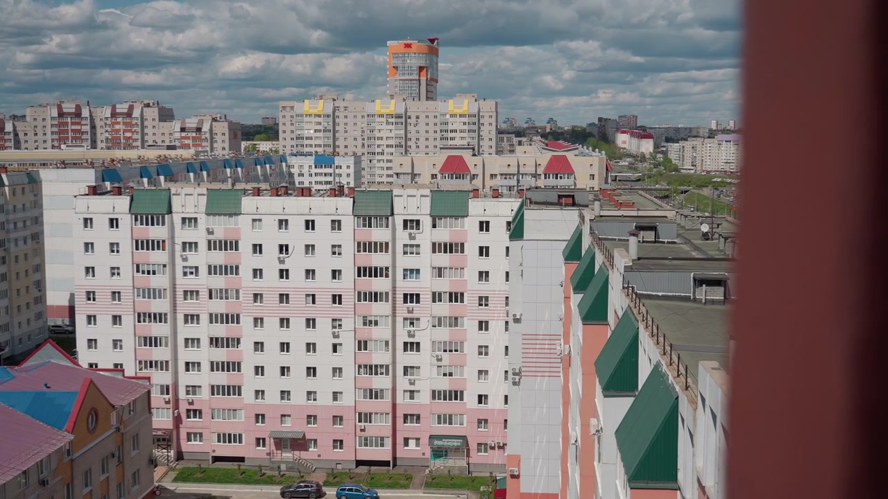 Kentsel apartman binaları ve şehir manzarasının kuşbakışı görünümü.