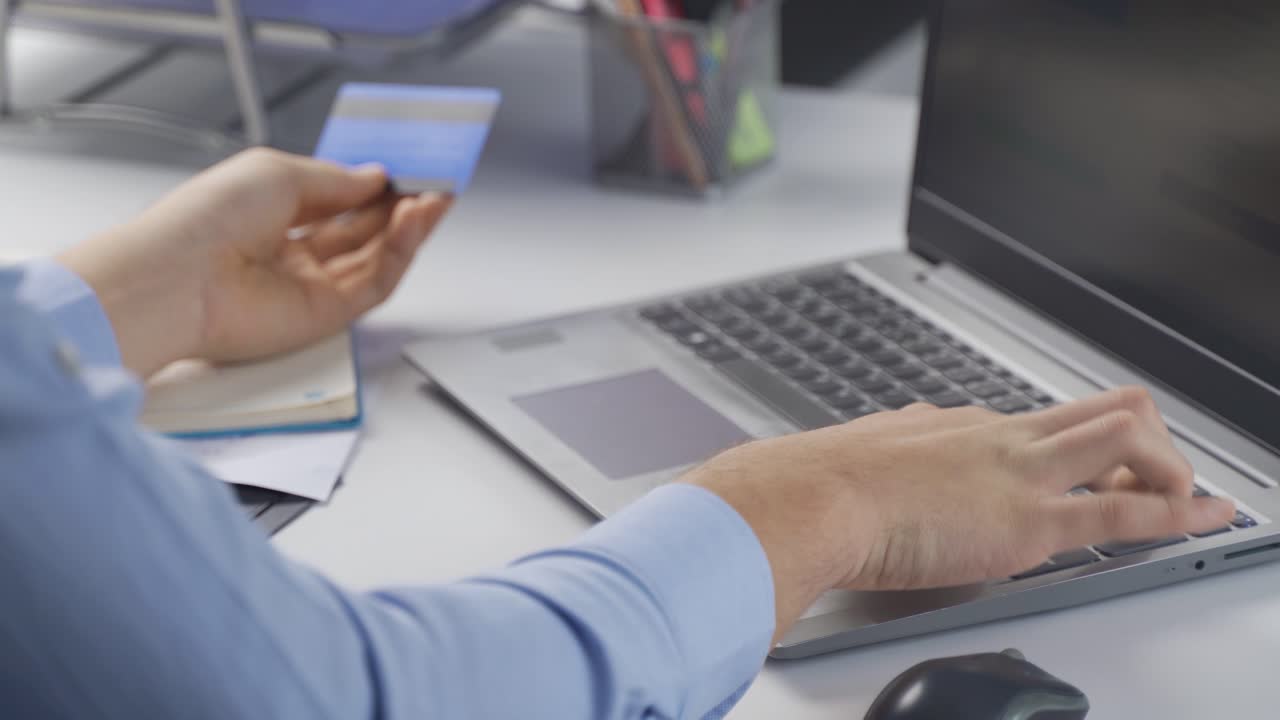 el hombre usa tarjeta de crédito para comprar en línea.