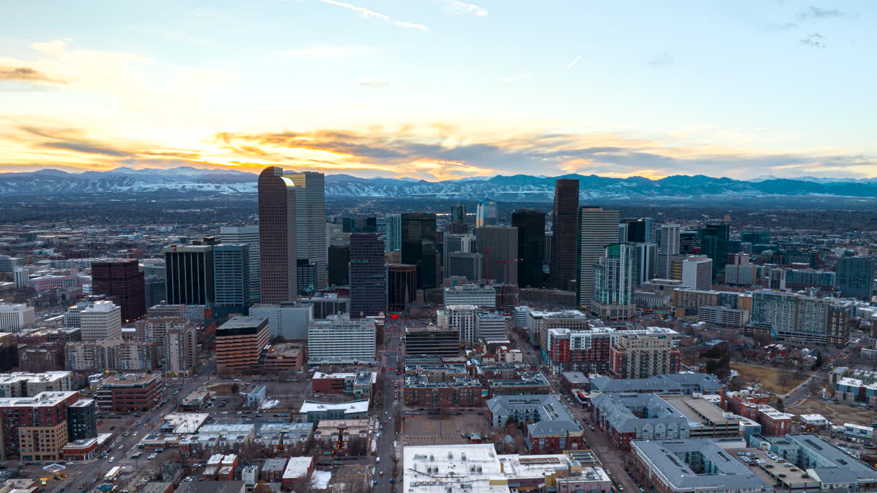 drone hyperlapse dolly vista del horizonte de denver cbd al atardecer con las rocas en la parte de atrás