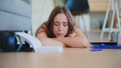 mujer triste y pensativa con mucho trabajo en casa