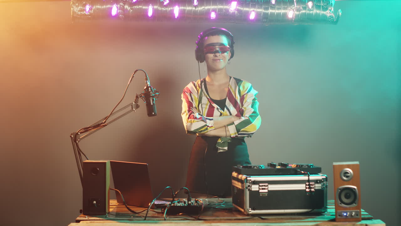 디제이 여성이 턴테이블 디스크에서 새로운 사운드를 스하고 있습니다.