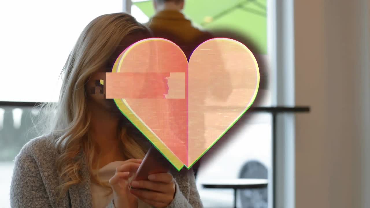 animación del icono del corazón sobre la mujer caucásica usando el teléfono inteligente.