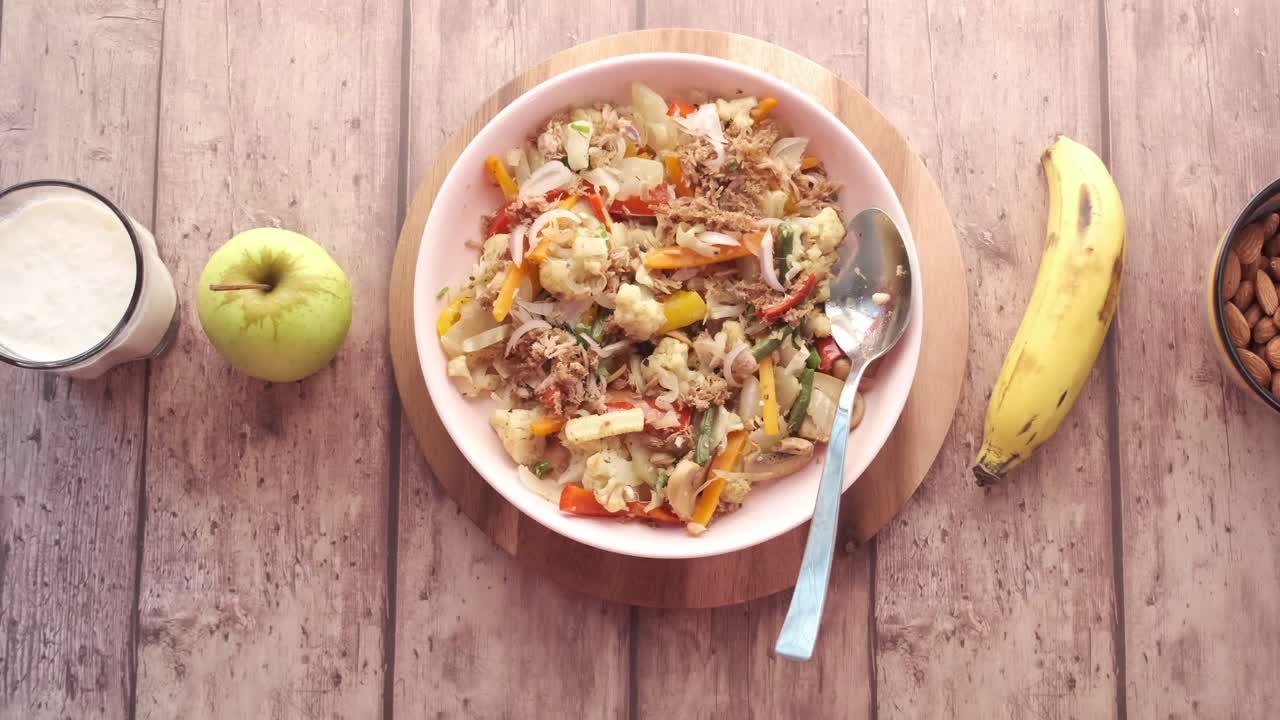 almuerzo saludable con ensalada de atún, frutas y yogur