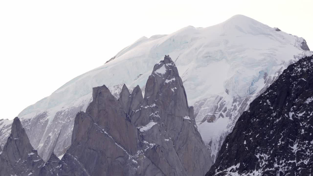 zoom-in estableciendo la toma del pico domo blanco y la montaña cubierta de nieve en la patagonia, argentina