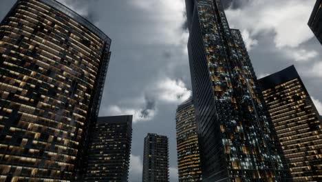 edificios de oficinas de rascacielos de vidrio con cielo oscuro