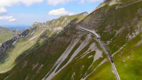 antenne: dampfzahnradbahn, die einen berg erklimmt