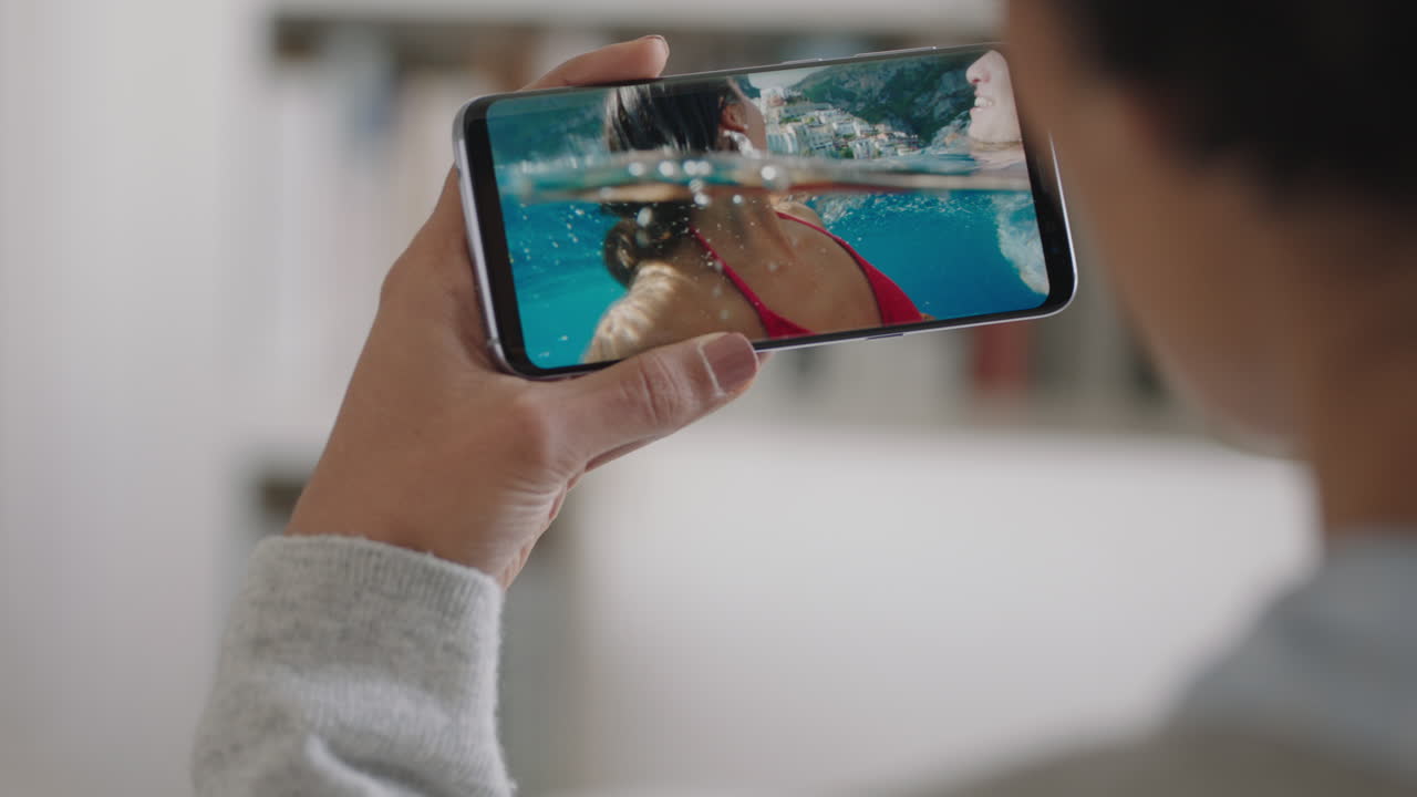 mujer hablando en video usando su teléfono inteligente con amigos felices de vacaciones en italia compartiendo experiencia de viaje divirtiéndose vacaciones comunicándose en teléfono móvil imágenes 4k