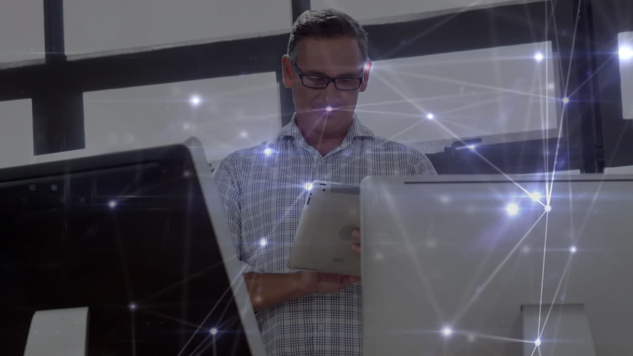 animación de la red de conexiones a través de un hombre de negocios que usa una tableta