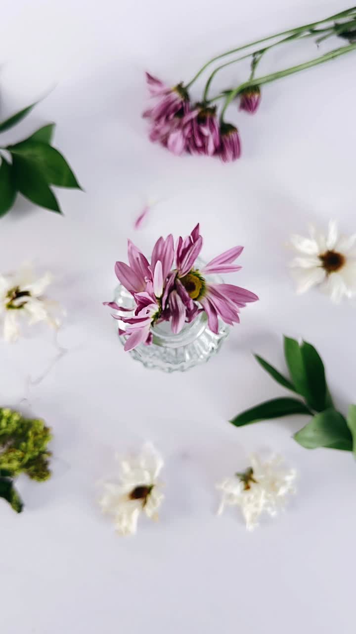 Bellissima composizione floreale con fiori rosa e bianchi in un vaso di vetro
