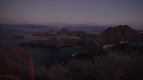 Revelando-La-Costa-De-La-Isla-De-Padar-En-Una-Mañana-Antes-Del-Amanecer,-Las-Islas-De-Komodo-Elevaron-El-Paisaje-Pov-Desde-El-Pico-Del-Monte