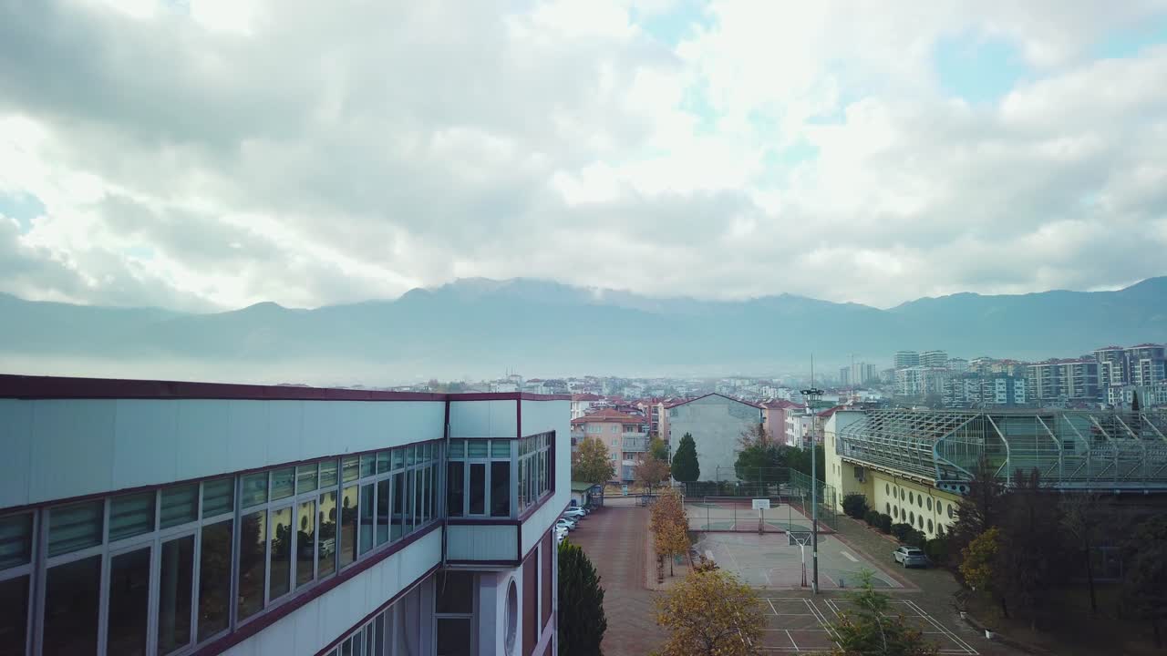 터키 데즈릴리 의 학교 옥상 창문 에서 볼 수 있는 산 의 영상, 학교  ⁇ , 도시 풍경, 산 들 을 보여 주는 영상