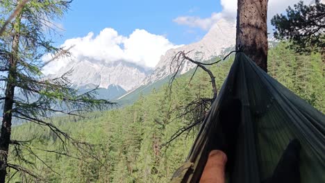 Person-Liegt-In-Hängematte-Mit-Herrlichem-Blick-über-Die-Zugspitze